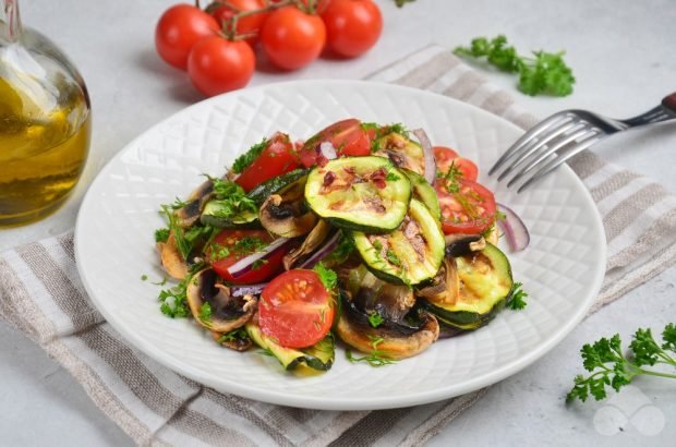 Grill salad with mushrooms and tsukini