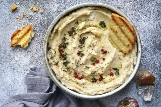 Humus from white beans with baked garlic