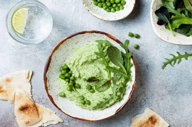 Humus made of green peas