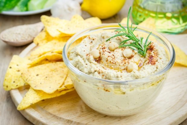 Humus with cabbage and herbs