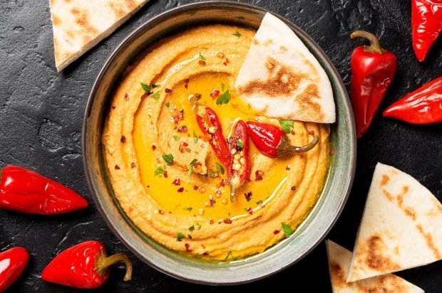 Humus with tahini and sharp pepper