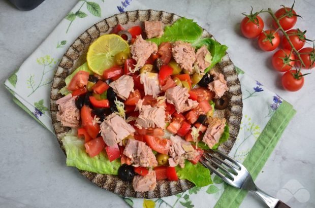 Italian salad with tuna, olives and olives