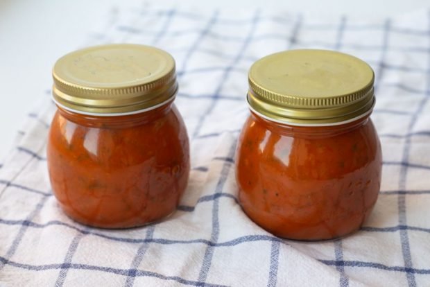 Ketchup from apricots for the winter