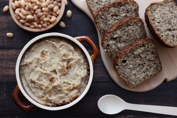 Lean paste made of canned beans