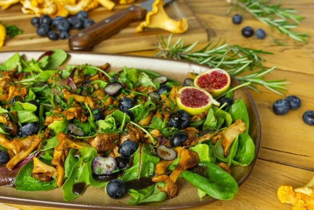 Mushroom salad and blue