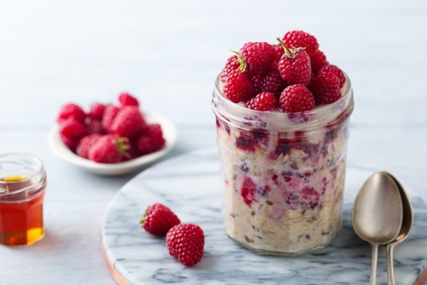 Night oatmeal with berries