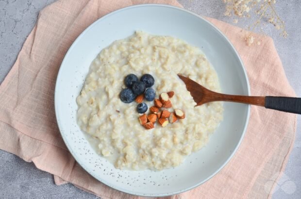 Oat porridge with blueberries and almonds