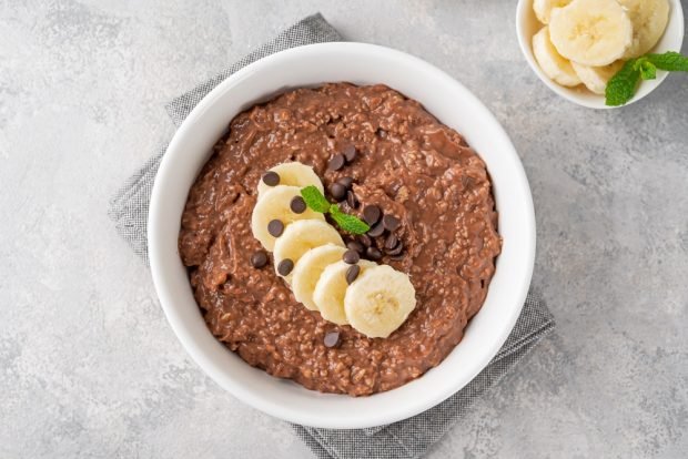 Oatmeal with cocoa and banana