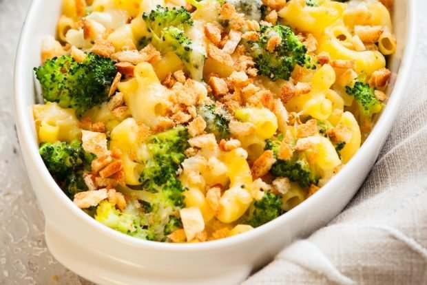 Pasta casserole with broccoli and crackers