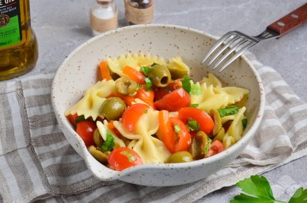 Paste salad, vegetables and olives