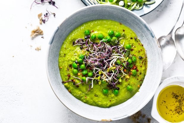 Pea puree soup with tsukini