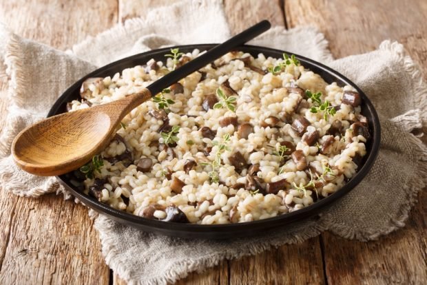 Pearl barley porridge with mushrooms