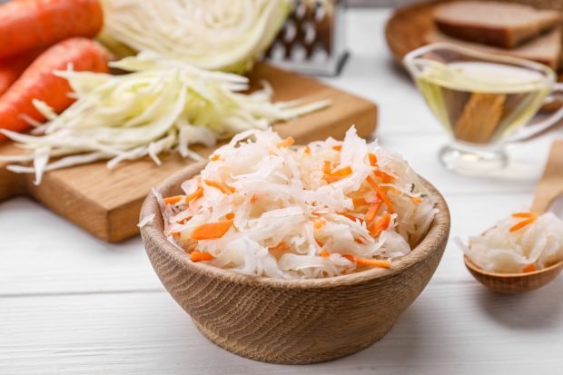 Pickled cabbage with vinegar and oil