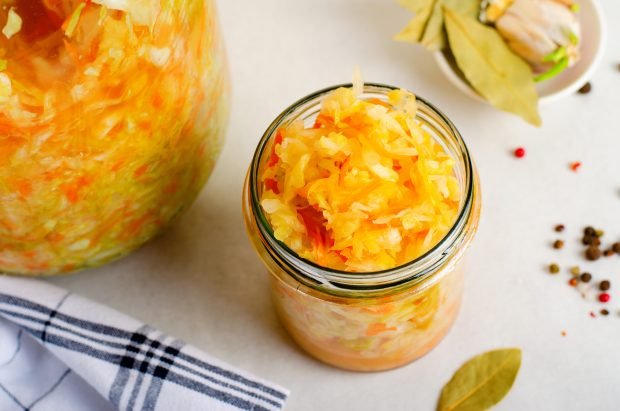 Pickled cabbage with vinegar without sterilization