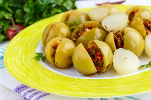 Pickled green tomatoes with garlic for the winter