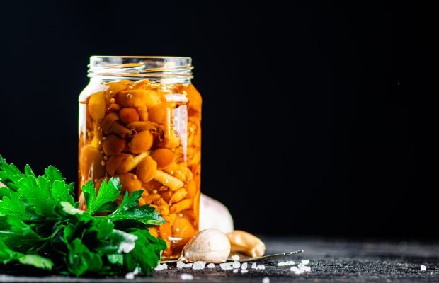 Pickled mushrooms with vinegar without sterilization