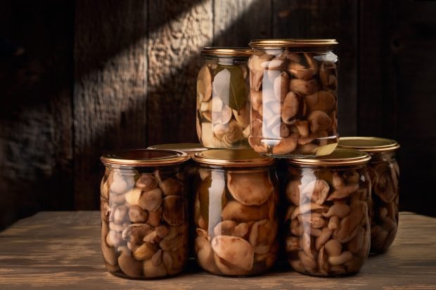 Pickled mushrooms with vinegar without sterilization for the winter