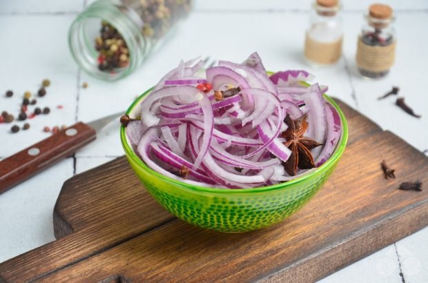 Pickled purple onion with clove