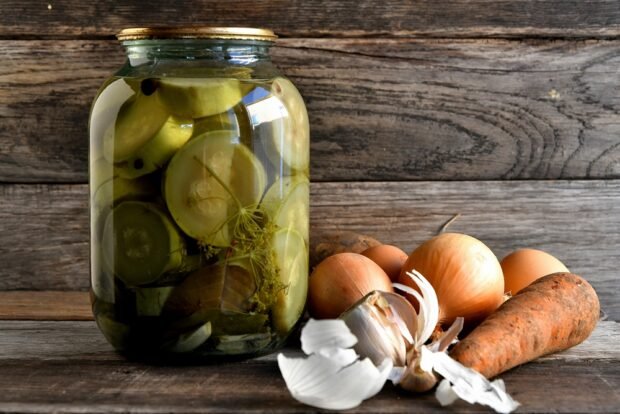 Pickled zucchini circles