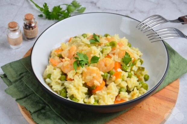 Pilaf with shrimp and vegetables