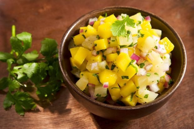 Pineapple salad, mangoe and purple onion