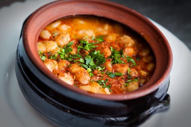 Podol with paprika and greens in pots