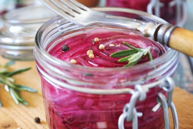 Purple onion and rosemary salad