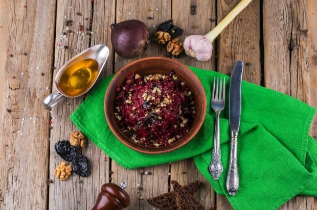 Raw beetroot salad, prunes and nuts