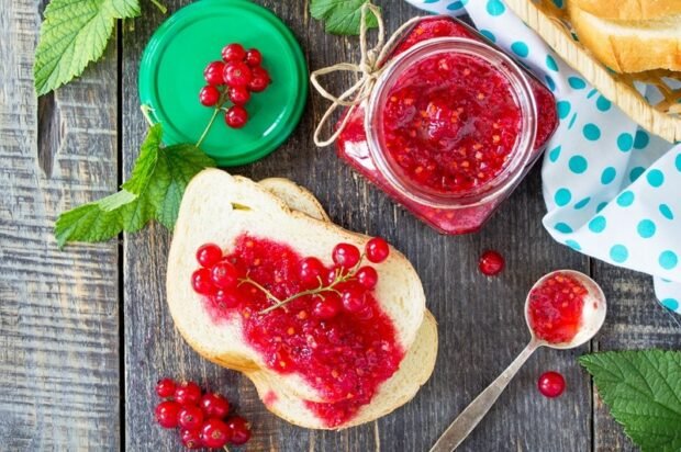 Red currant jam with bones