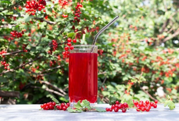 Red currant juice for the winter