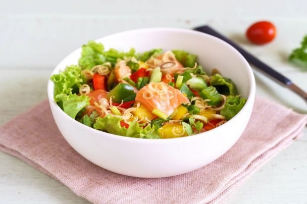 Red fish salad, vegetables and mangoes