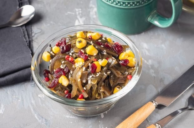 Salad of seaweed, dried cranberries and corn