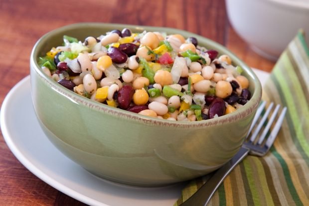 Salad with beans and chickpeas