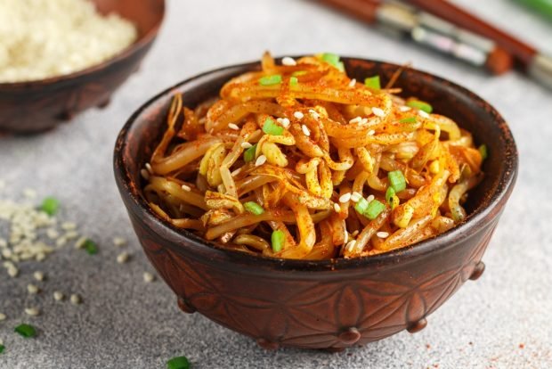 Salad with bobs mung and green onions