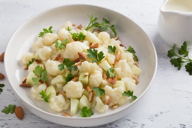 Salad with cauliflower, apples and almonds