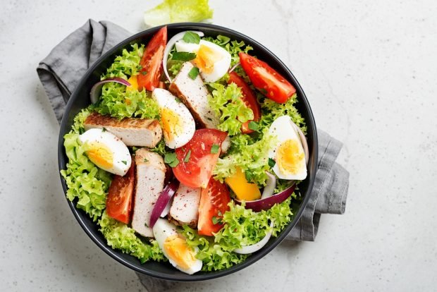 Salad with chicken, eggs and paprika