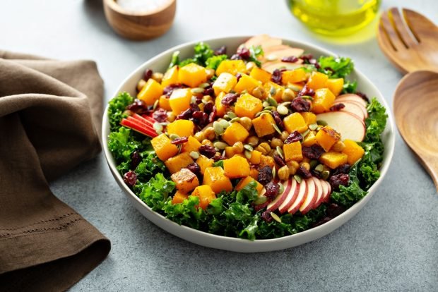 Salad with chickpeas, pumpkin and apple