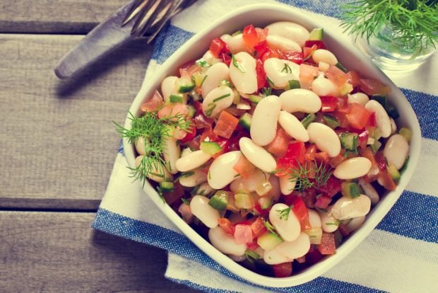 Salad with cucumbers, tomatoes and beans