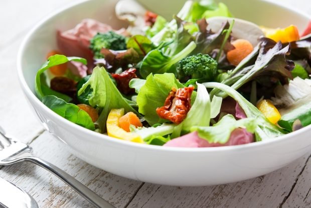 Salad with fresh vegetables and mushrooms