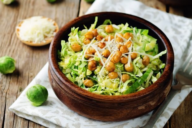 Salad with fried chickpeas, Brussels cabbage and Parmesan