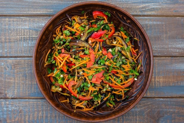 Salad with fried eggplant, sweet pepper and herbs