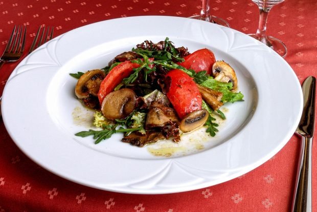 Salad with fried mushrooms and paprika