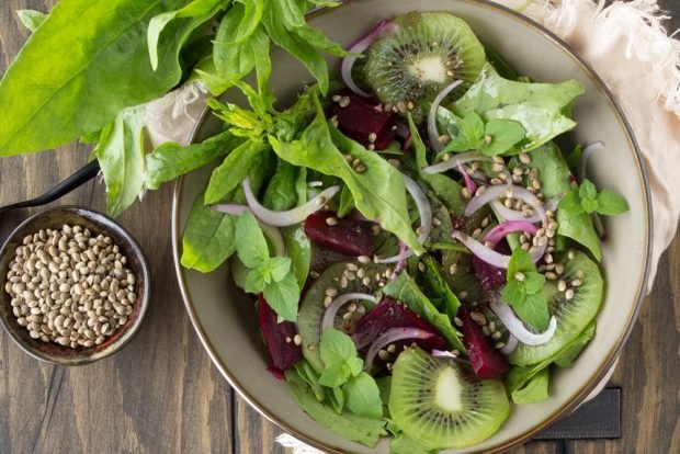 Salad with kiwi, beets and herbs