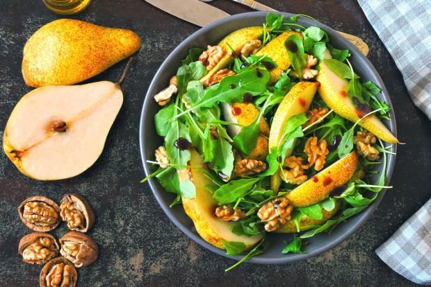 Salad with pears, arugula and nuts