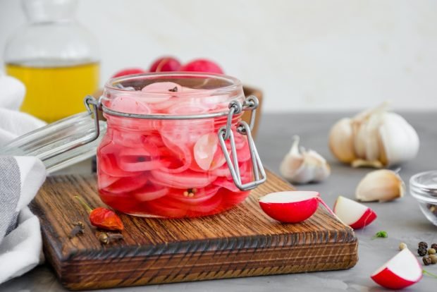 Salad with radishes and garlic