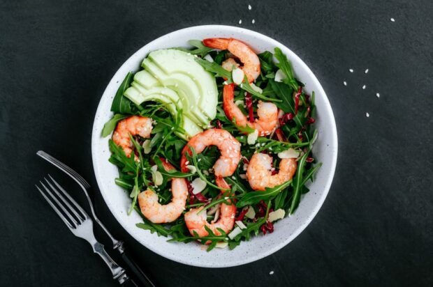 Salad with shrimp, arugula and chicory