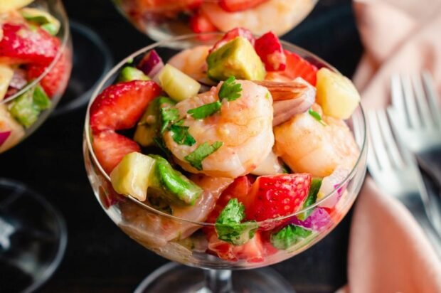 Salad with shrimp, strawberries and pears