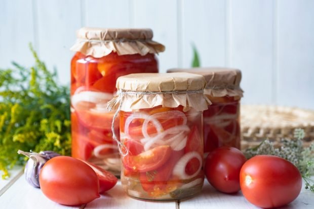 Salad with tomatoes and onions for the winter