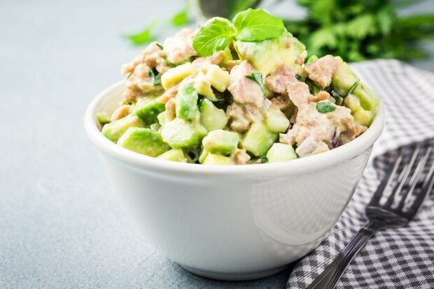 Salad with tuna and avocado