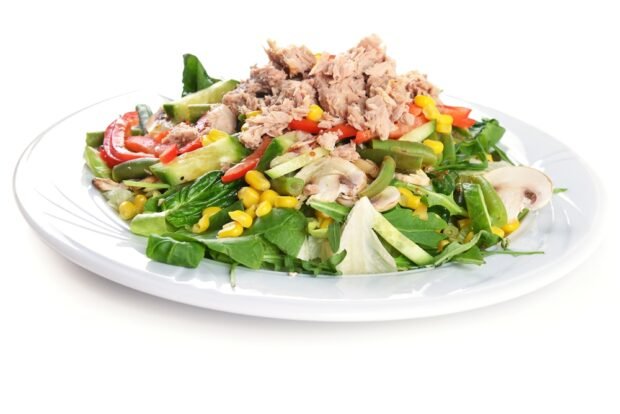 Salad with tuna, arugula and mushrooms